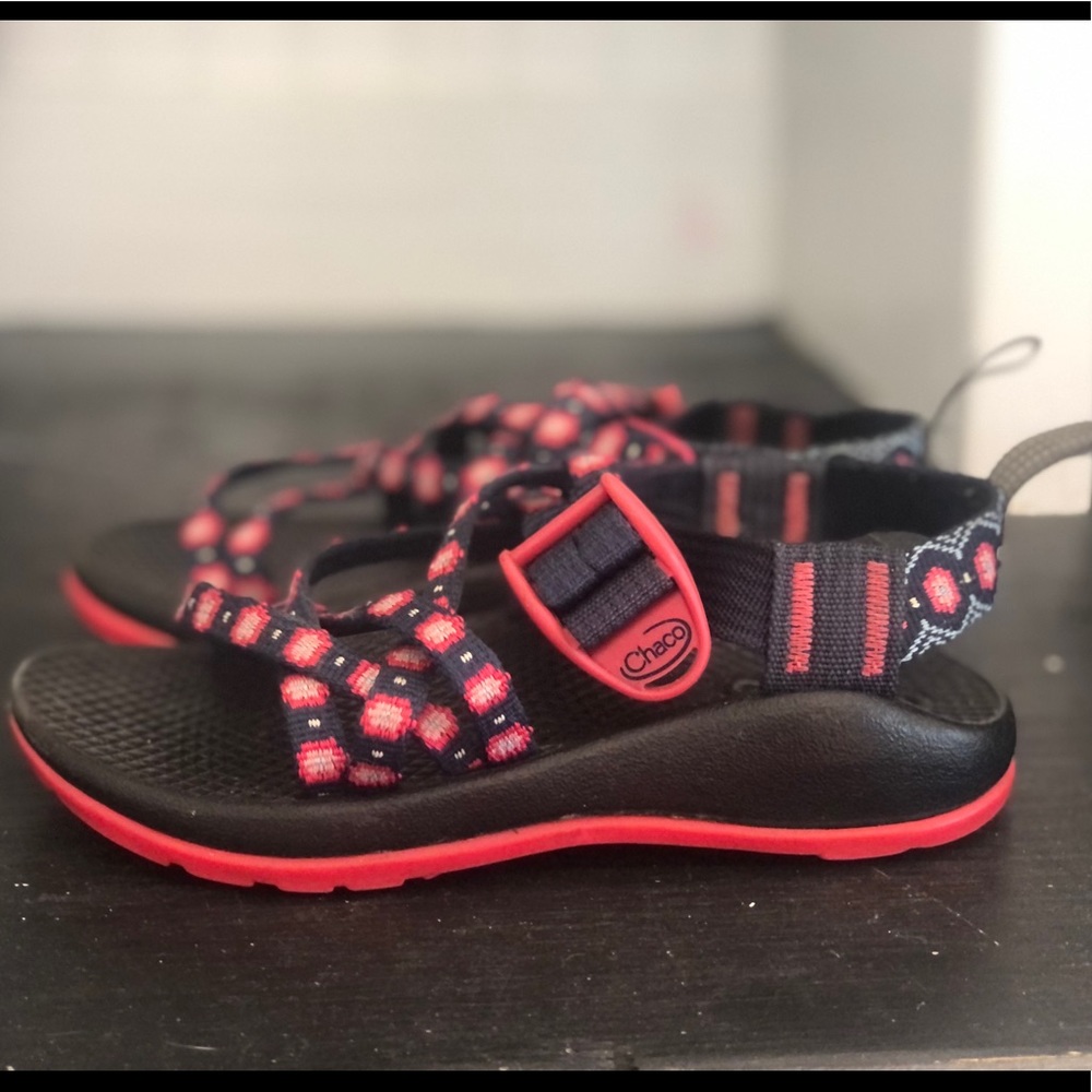 Pink Chaco girls sandals